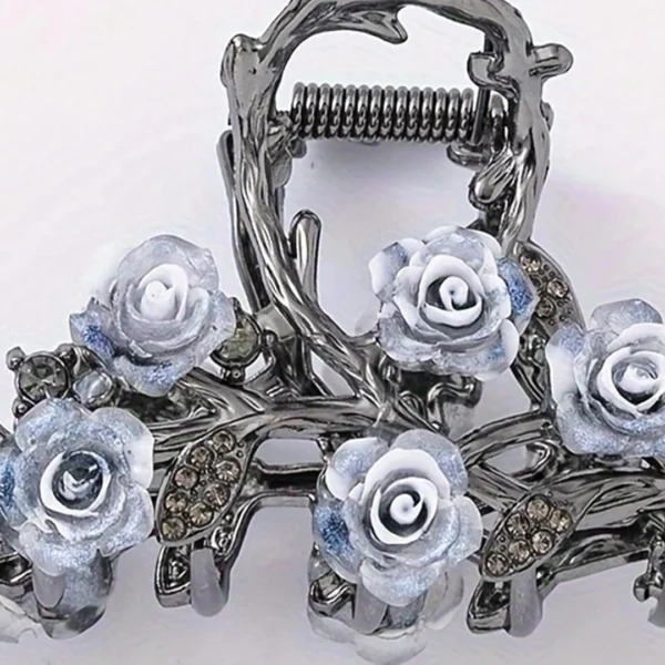 Pince à Cheveux ornée de Fleurs de Camélia et Pierres de Zircons Cubiques Pince à Cheveux ornée de Fleurs de Camélia et Pierres de Zircons Cubiques.