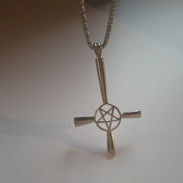 Collier Gothique Croix Inversée & Pentacle en Acier Inoxydable Collier Gothique Croix Inversée & Pentacle en Acier Inoxydable.