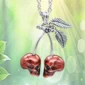 Collier Gothique Tête de Mort Cerise en Acier et Époxy Rouge.