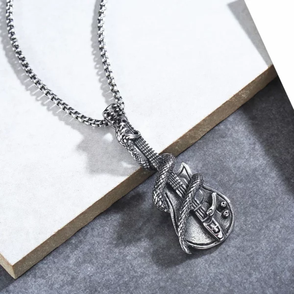 Collier Guitare Électrique & Serpent en Acier Inoxydable avec Chaîne 60 cm Collier Guitare Électrique & Serpent en Acier Inoxydable avec Chaîne 60 cm.