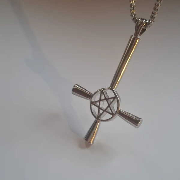 Collier Pendentif Gothique Croix Inversée & Pentacle avec Chaîne à Maille Pop Corn.