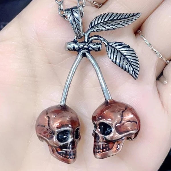 Collier Pendentif Tête de Mort Cerise en Acier Inoxydable et Époxy Rouge Collier Pendentif Tête de Mort Cerise en Acier Inoxydable et Époxy Rouge.