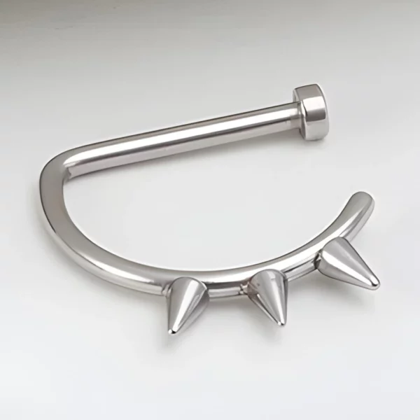 Faux Piercing Narine Forme de D avec Trois Spikes Faux Piercing Narine Forme de D avec Trois Spikes.