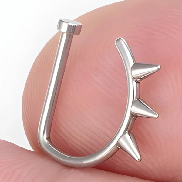 Faux Piercing Nez Anneau Ouvert Orné de Trois Spikes Faux Piercing Nez Anneau Ouvert Orné de Trois Spikes.