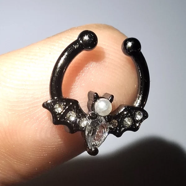 Faux Piercing Nez Septum à Clip Chauve-Souris Scintillante Faux Piercing Nez Septum à Clip Chauve-Souris Scintillante.