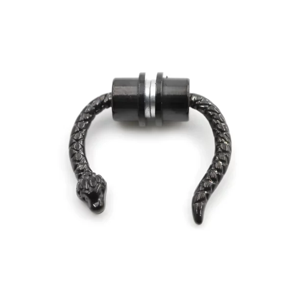 Faux Piercing Septum Magnétique en forme de Serpent Noir Faux Piercing Septum Magnétique en forme de Serpent Noir.