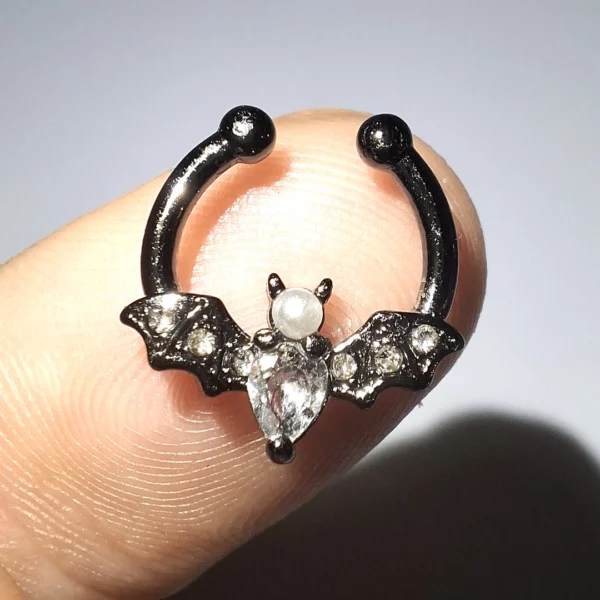 Faux Piercing Septum à Clip Chauve-Souris Scintillante avec Fausse Perle et Zircons Cubiques Faux Piercing Septum à Clip Chauve-Souris Scintillante avec Fausse Perle et Zircons Cubiques.