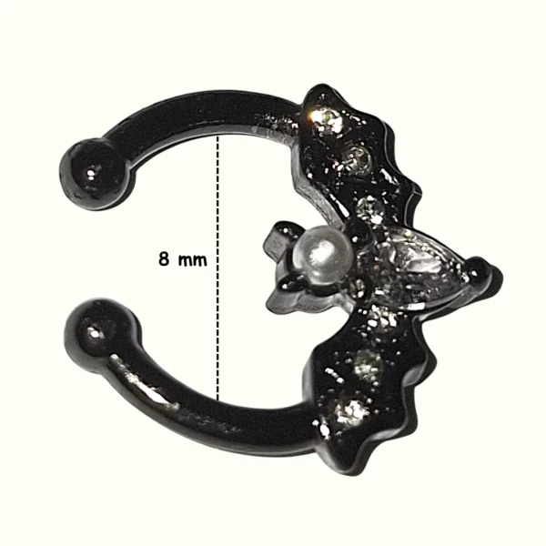 Faux Piercing à Clip pour Septum Chauve-Souris Strass & Fausse Perle (dimensions) Faux Piercing à Clip pour Septum Chauve-Souris Strass & Fausse Perle (dimensions).