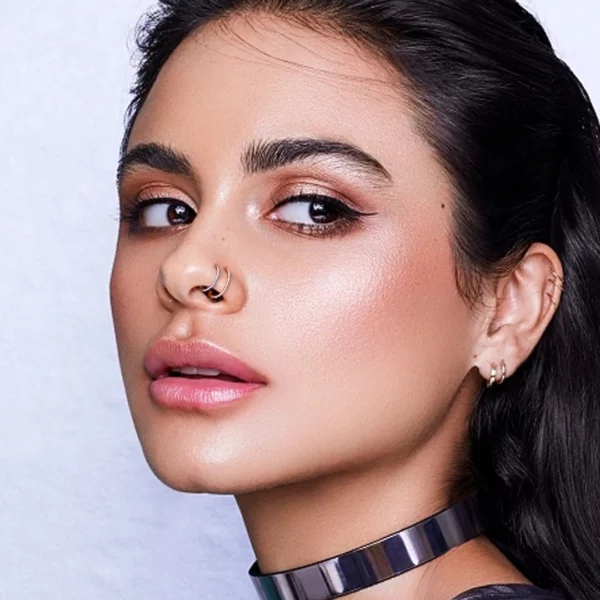 Femme Gothique portant Deux Faux Piercings Narine Anneau Ouvert en D Femme Gothique portant Deux Faux Piercings Narine Anneau Ouvert en D.