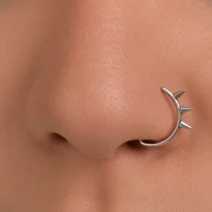 Femme avec Faux Piercing Narine Anneau Ouvert à Pointes.