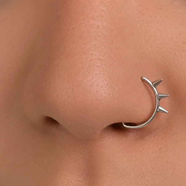 Femme avec Faux Piercing Narine Anneau Ouvert à Pointes Femme avec Faux Piercing Narine Anneau Ouvert à Pointes.