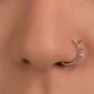 Femme avec Faux Piercing Narine Anneau Ouvert à Pointes.