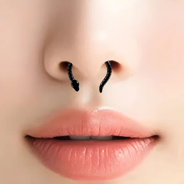 Femme avec un Faux Piercing Magnétique au Septum en forme de Serpent Noir Femme avec un Faux Piercing Magnétique au Septum en forme de Serpent Noir.