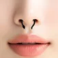 Femme avec un Faux Piercing Magnétique au Septum en forme de Serpent Noir.