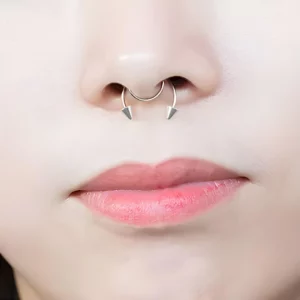Femme avec un Faux Piercing Nez au Septum en Acier Clair à Spikes Femme avec un Faux Piercing Nez au Septum en Acier Clair à Spikes.