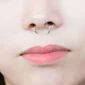 Femme avec un Faux Piercing Nez au Septum en Acier Clair à Spikes