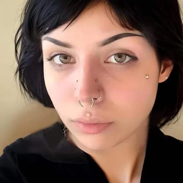 Femme avec un Faux Piercing Septum Aimanté Corne de Buffle en Acier Inox Femme avec un Faux Piercing Septum Aimanté Corne de Buffle en Acier Inox.