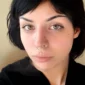 Femme avec un Faux Piercing Septum Aimanté Corne de Buffle en Acier Inox.