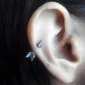 Femme avec un Piercing Flèche en Acier 1.2×6 mm à l'Hélix.