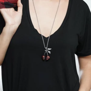 Femme portant un Collier Tête de Mort Cerise en Acier et Époxy Rouge.