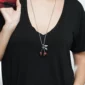 Femme portant un Collier Tête de Mort Cerise en Acier et Époxy Rouge.