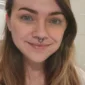 Femme portant un Faux Piercing à Clip au Septum Chauve-Souris Scintillante.