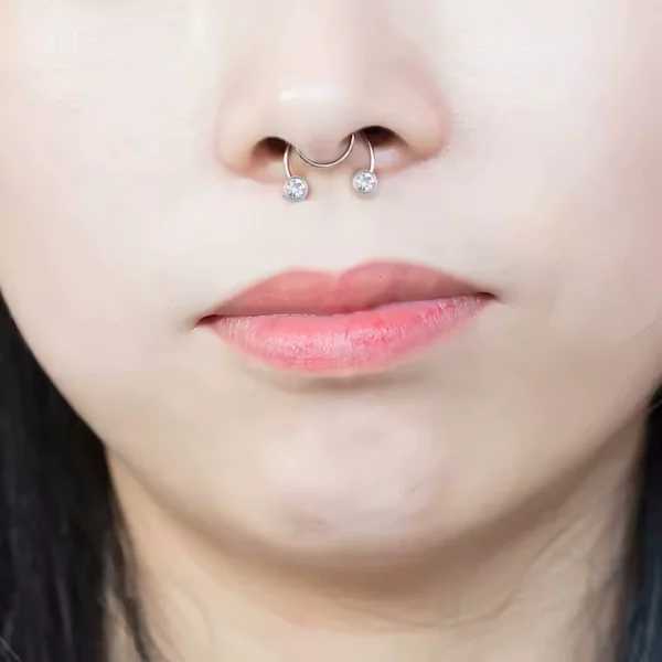 Femme portant un Faux Piercing au Septum à Zircons Blancs, Serti Clos Femme portant un Faux Piercing au Septum à Zircons Blancs, Serti Clos.