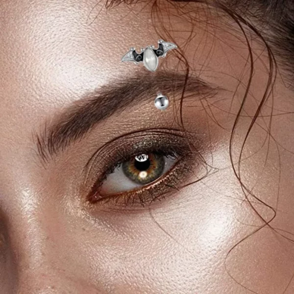 Femme portant un Piercing Arcade Chauve-Souris Sertie d’une Opalite Femme portant un Piercing Arcade Chauve-Souris Sertie d’une Opalite.