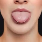 Femme portant un Piercing Banane 18 mm au bout de langue (Snake Eyes)
