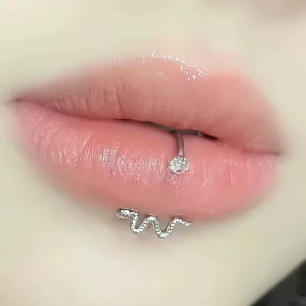 Femme portant un Piercing Fer à Cheval Serpent & Zircon au Labret Vertical Femme portant un Piercing Fer à Cheval Serpent & Zircon au Labret Vertical.
