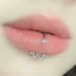 Femme portant un Piercing Fer à Cheval Serpent & Zircon au Labret Vertical.
