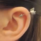 Femme portant un Piercing Flèche en Acier Chirurgical 1.2×10 mm sur l'Hélix.