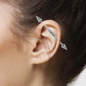 Femme portant un Piercing Industriel 38 mm à Spikes Striés & Billes Centrées.