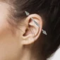 Femme portant un Piercing Industriel 38 mm à Spikes Striés & Billes Centrées.