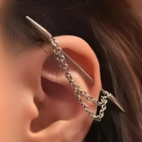 Femme portant un Piercing Industriel à Longues Pointes & Chaînes Pendantes en Acier Chirurgical 316L Femme portant un Piercing Industriel à Longues Pointes & Chaînes Pendantes en Acier Chirurgical 316L.