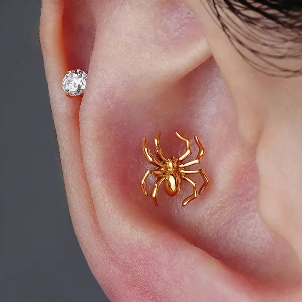 Femme portant un Piercing Labret Araignée Réaliste en Titane Doré au Conch Interne Femme portant un Piercing Labret Araignée Réaliste en Titane Doré au Conch Interne.