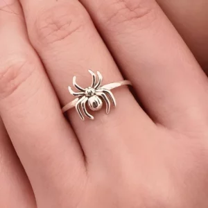 Femme portant une Bague Araignée Ajustable en Argent 925 Sterling Taille 6 à 9.