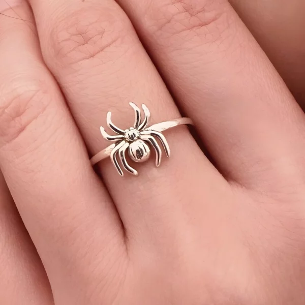 Femme portant une Bague Araignée Ajustable en Argent 925 Sterling Taille 6 à 9 Femme portant une Bague Araignée Ajustable en Argent 925 Sterling Taille 6 à 9.
