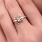 Femme portant une Bague Araignée Ajustable en Argent 925 Sterling Taille 6 à 9.