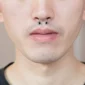 Homme avec un Faux Piercing au Septum à Zircons Noirs, Serti Clos.