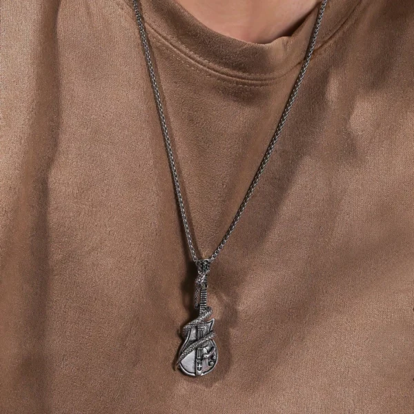 Homme portant un Collier Punk Rock Guitare & Serpent Homme portant un Collier Punk Rock Guitare & Serpent.