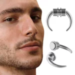 Homme portant un Faux Piercing Aimanté Corne de Buffle au Septum en Acier Inoxydable.