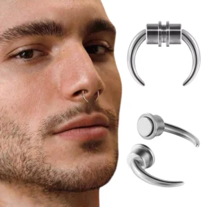 Homme portant un Faux Piercing Aimanté Corne de Buffle au Septum en Acier Inoxydable.