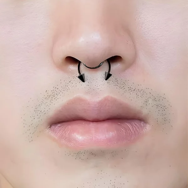 Homme portant un Faux Piercing Nez au Septum en Acier Noir à Pointes Homme portant un Faux Piercing Nez au Septum en Acier Noir à Pointes.