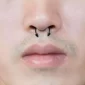 Homme portant un Faux Piercing Nez au Septum en Acier Noir à Pointes