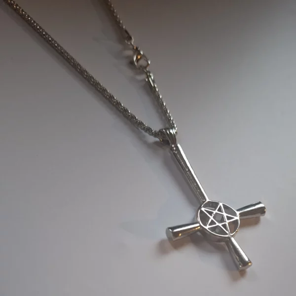 Pendentif Croix Inversée & Pentacle avec Chaîne Pendentif Croix Inversée & Pentacle avec Chaîne.