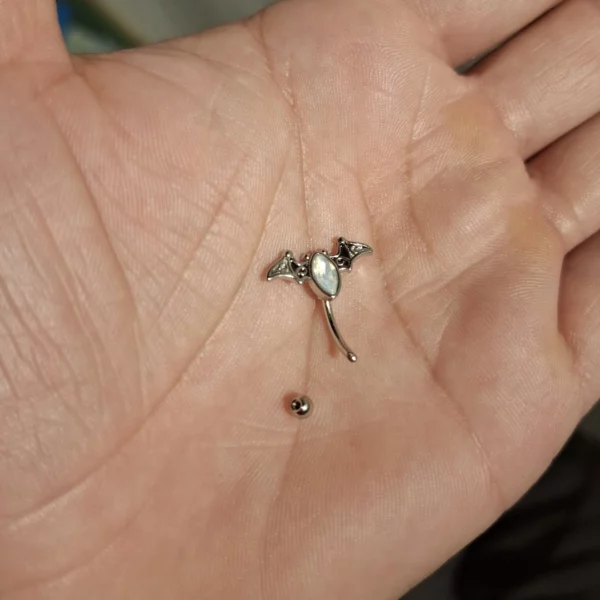 Piercing Arcade en Acier Chirurgical 316L Chauve-Souris Sertie d’une Opalite Piercing Arcade en Acier Chirurgical 316L Chauve-Souris Sertie d’une Opalite.