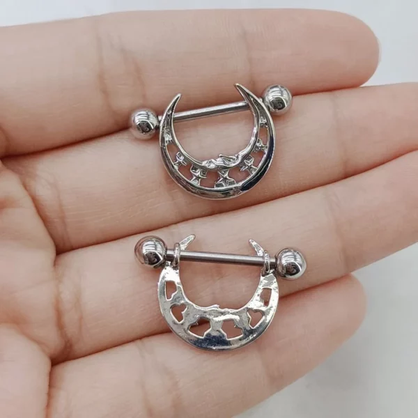 Piercing Téton Croissant de Lune au visage paisible et Constellé d’Étoiles Piercing Téton Croissant de Lune au visage paisible et Constellé d’Étoiles.
