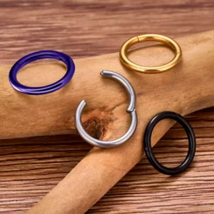 Anneau de Piercing Clicker en Titane ASTM-F136 variantes couleur brut et anodisé doré, noir et violet.