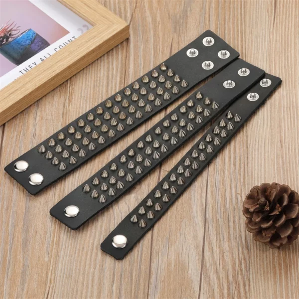 Bracelet clouté cuir véritable - 2, 3 ou 4 rangées de clous Bracelet clouté cuir véritable - 2, 3 ou 4 rangées de clous.